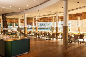 2 Bars/Lounges, Poolbar