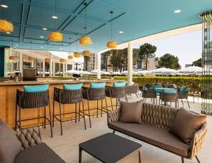2 Bars/Lounges, Poolbar