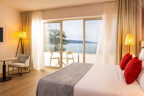 Een kluis op de kamer, een strijkplank/strijkijzer, gratis wifi