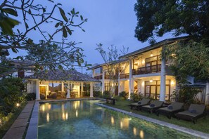 Utendørsbasseng og solsenger