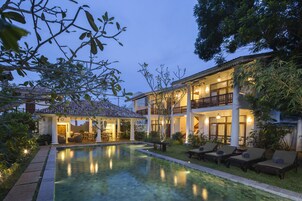 Szabadtéri medence, nyitva 9:00 és 20:30 között, napozóágyak