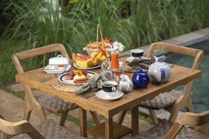 朝食 (イングリッシュ ブレックファスト)、毎日提供 (無料)