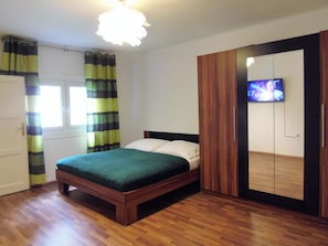 Family Apartment, Multiple Beds, Courtyard View (Friends) | Cots/infant beds, free WiFi, bed sheets
