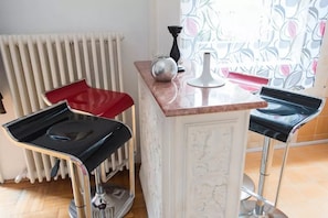 Grand Apartment, 1 King Bed with Sofa bed, Non Smoking, City View (Pink) | Cots/infant beds, free WiFi, bed sheets