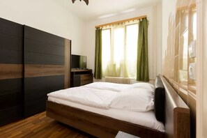 Apartamento conforto, 1 cama King e sofá-cama, vista para o pátio | Berços (sobretaxa), Wi-Fi de cortesia, roupa de cama