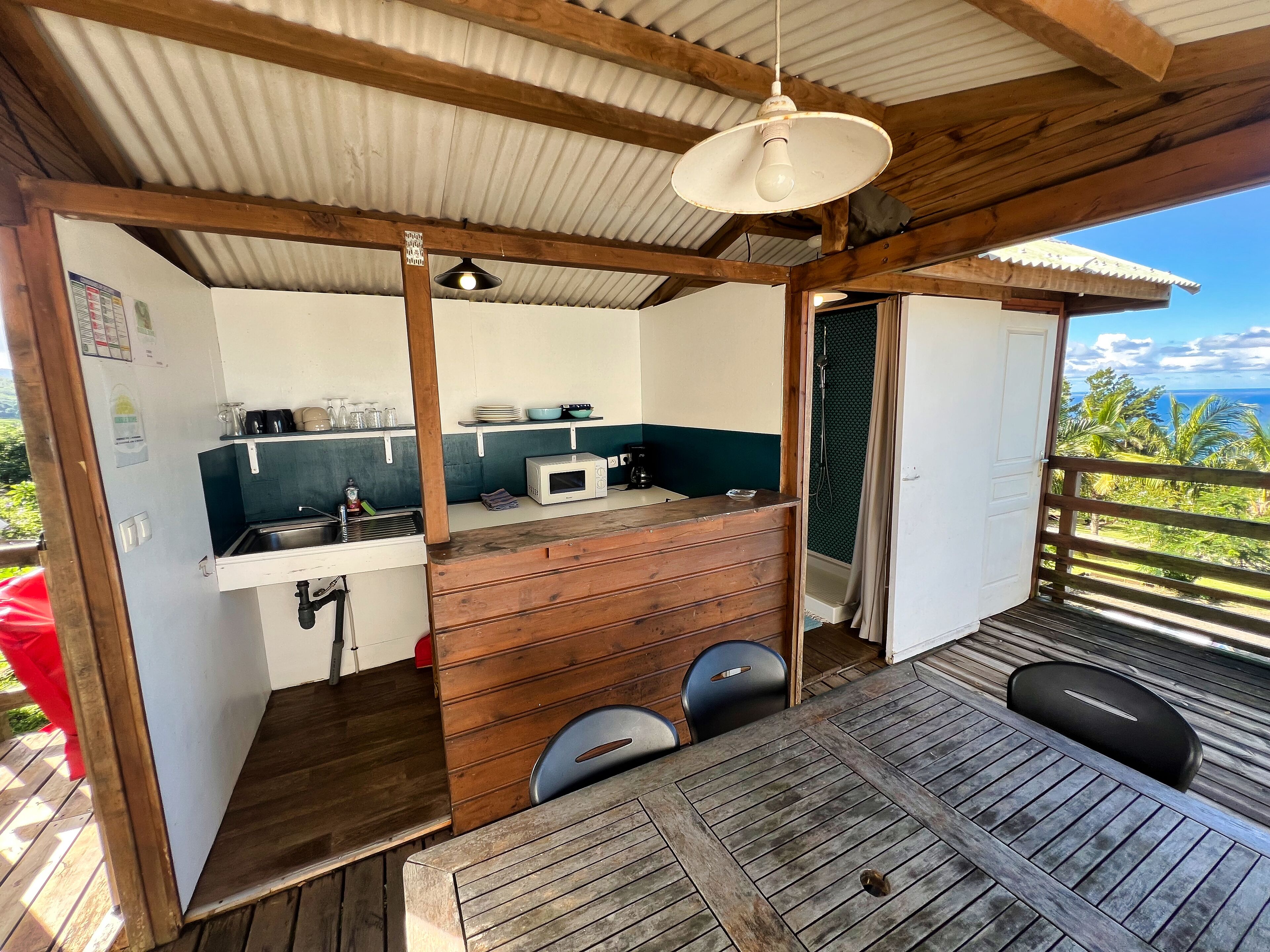 Tienda de campaña, varias camas (DELUX) | Cocina privada | Refrigerador, microondas, parrilla de estufa y cafetera y tetera 