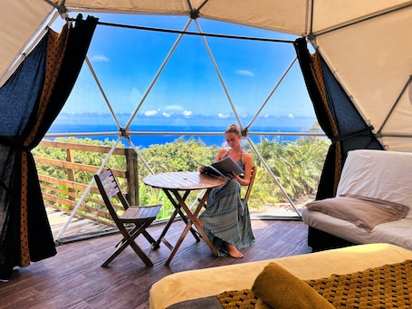 Zelt, 1 Doppelbett und Schlafsofa (PANORAMIQUE) | Kostenlose Babybetten, Bettwäsche. Bubble Dome Village- Glamping