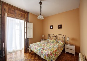 4 bedrooms, desk, iron/ironing board, travel cot