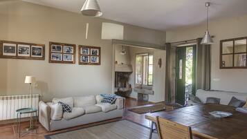 Smart-tv, een open haard, boeken en een computerscherm