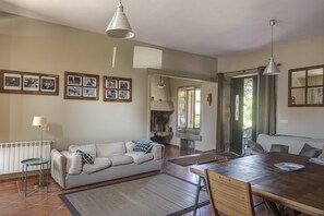 تلفزيون ذكي، مدفأة، كُتُب، شاشة كمبيوتر