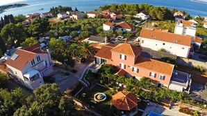 Una zona residenziale sulla costa, con case, una piscina e un gazebo.