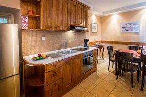 Comfort Villa, Multiple Beds, Non Smoking, Partial Sea View | Private kitchen