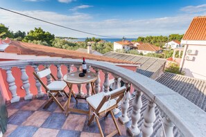 Vila conforto, várias camas, para não fumantes, vista parcial para o mar | Vista da sacada