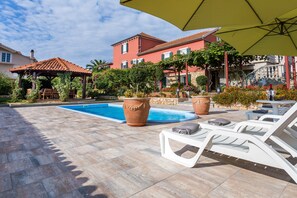 Piscina externa sazonal, guarda-sóis, espreguiçadeiras