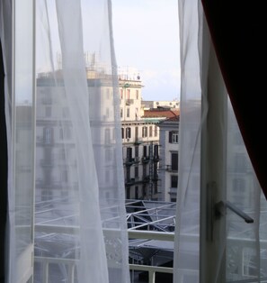 Deluxe Quadruple Room | Balcony view - B&B Re Ferdinando (Naples)