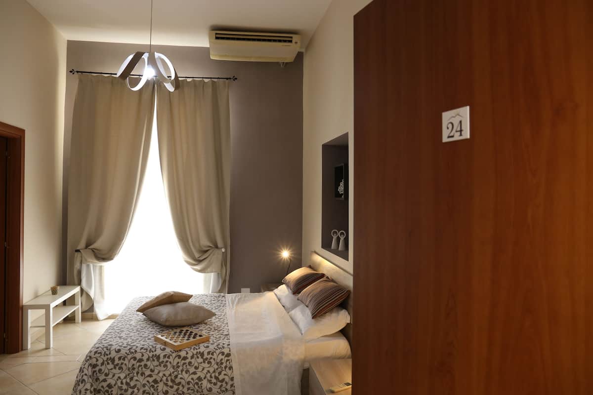 Chambre Double Deluxe | Coffres-forts dans les chambres, rideaux occultants