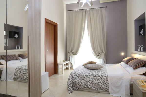 Deluxe Double Room | In-room safe, blackout drapes, soundproofing, cribs/infant beds - B&B Re Ferdinando (Naples)