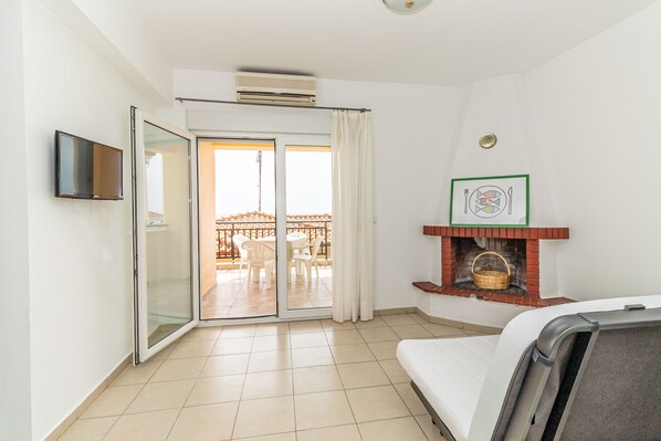 Comfort Apartment, Balcony, Sea View | Living area