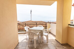 Departamento Confort, balcón, vista al mar | Balcón