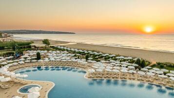 Una piscina techada, 2 piscinas al aire libre, sombrillas