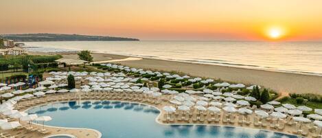 Innenpool, 2 Außenpools, Sonnenschirme, Liegestühle