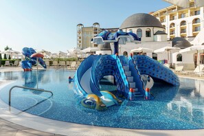 Piscine couverte, 2 piscines extérieures, parasols de plage