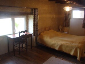 3 bedrooms, iron/ironing board, bed sheets