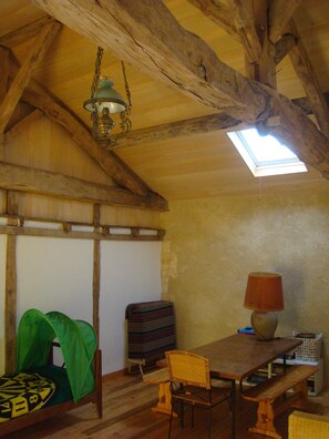 Dining - En pleine nature, non loin du village, La ferme de Montbreton vous accueille (Mareuil)