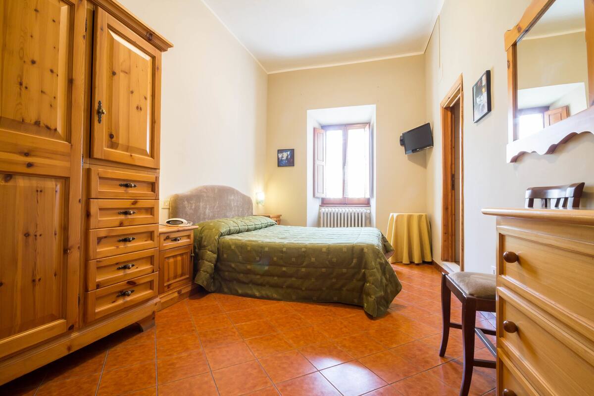 double room | 1 bedroom, in-room safe, desk, free wifi