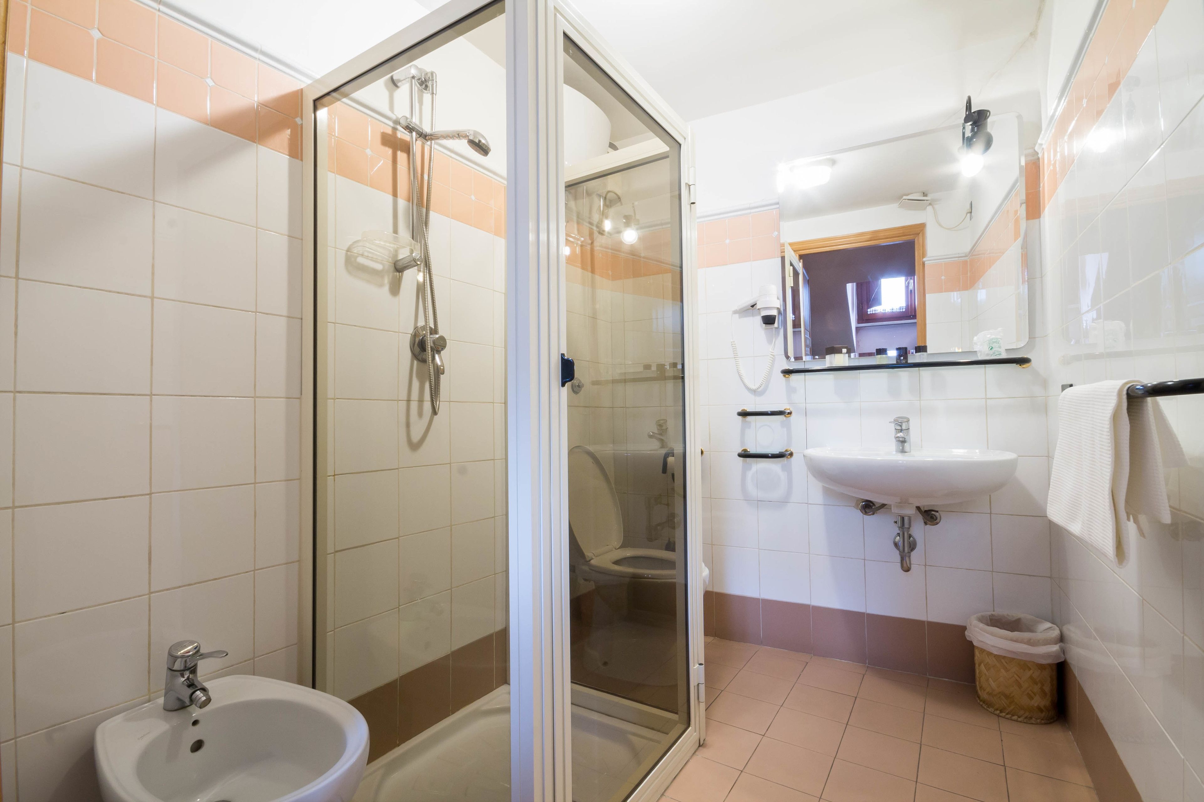economy room | bathroom | deep-soaking bathtub, free toiletries, hair dryer, bidet