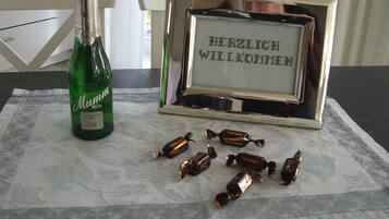 Een koelkast, een kookplaat, een vaatwasser