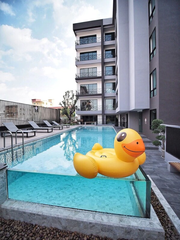 Piscina externa, espreguiçadeiras