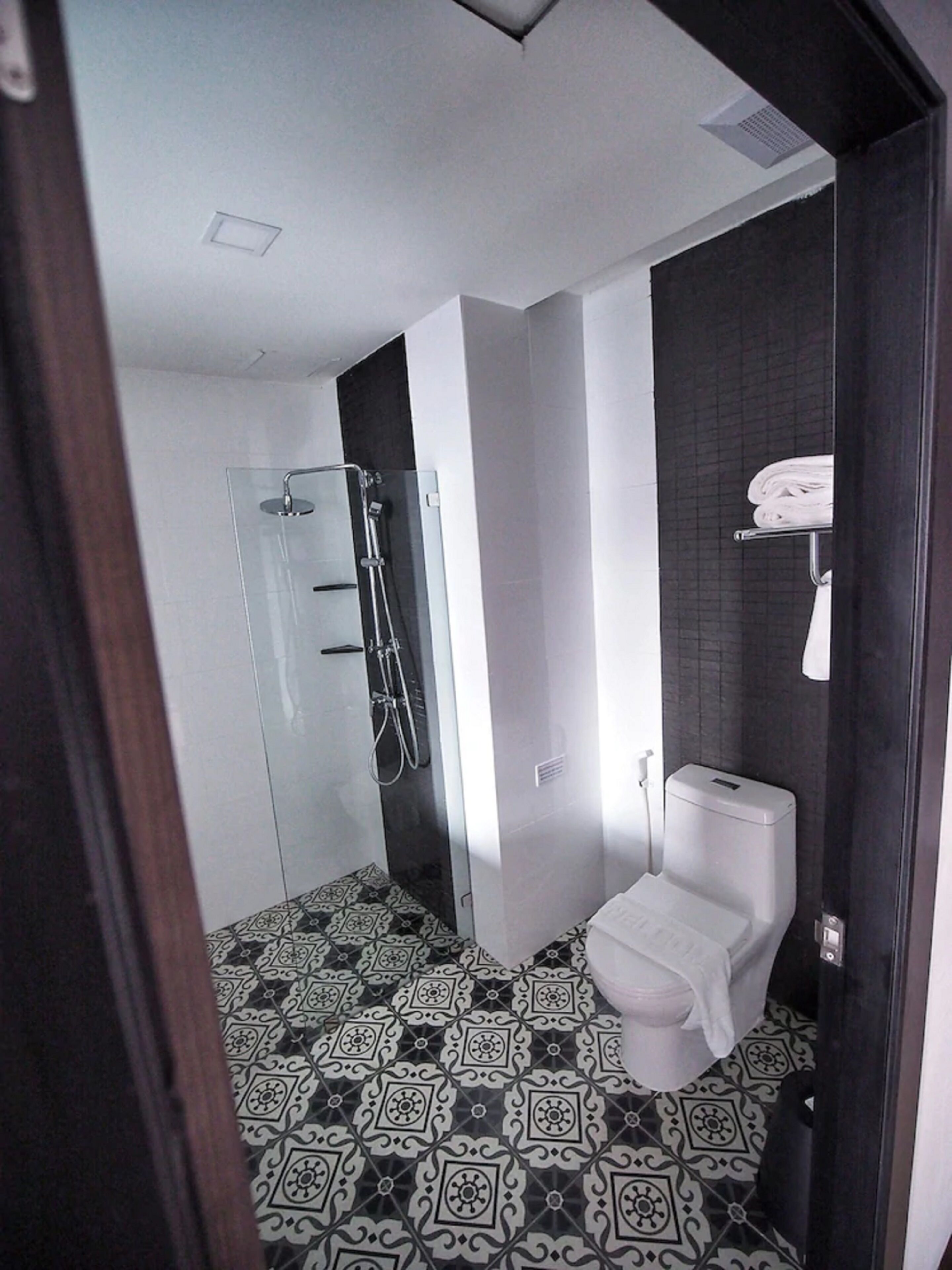 standard room | bathroom | free toiletries, slippers, towels