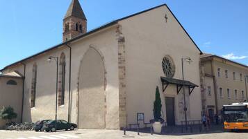 Una chiesa con un campanile imponente e un'ampia porta ad arco.
