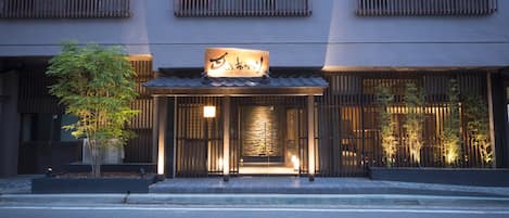 Pintu masuk properti