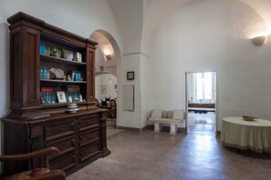 Villa, 3 habitaciones | Área de sala de estar | Televisión de pantalla plana 