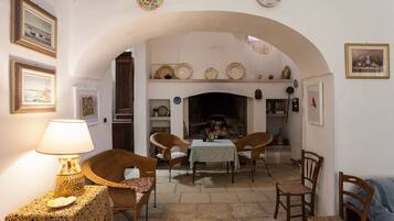 Villa, 3 Schlafzimmer | Wohnbereich | Flachbildfernseher