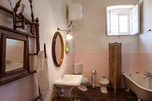 Villa - 3 soveværelser | Badeværelse | Dybe badekar, brusehoved med spredningseffekt, bidet, håndklæder