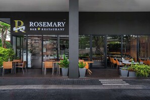 Serveert ontbijt, lunch, diner, lokale en internationale gerechten 