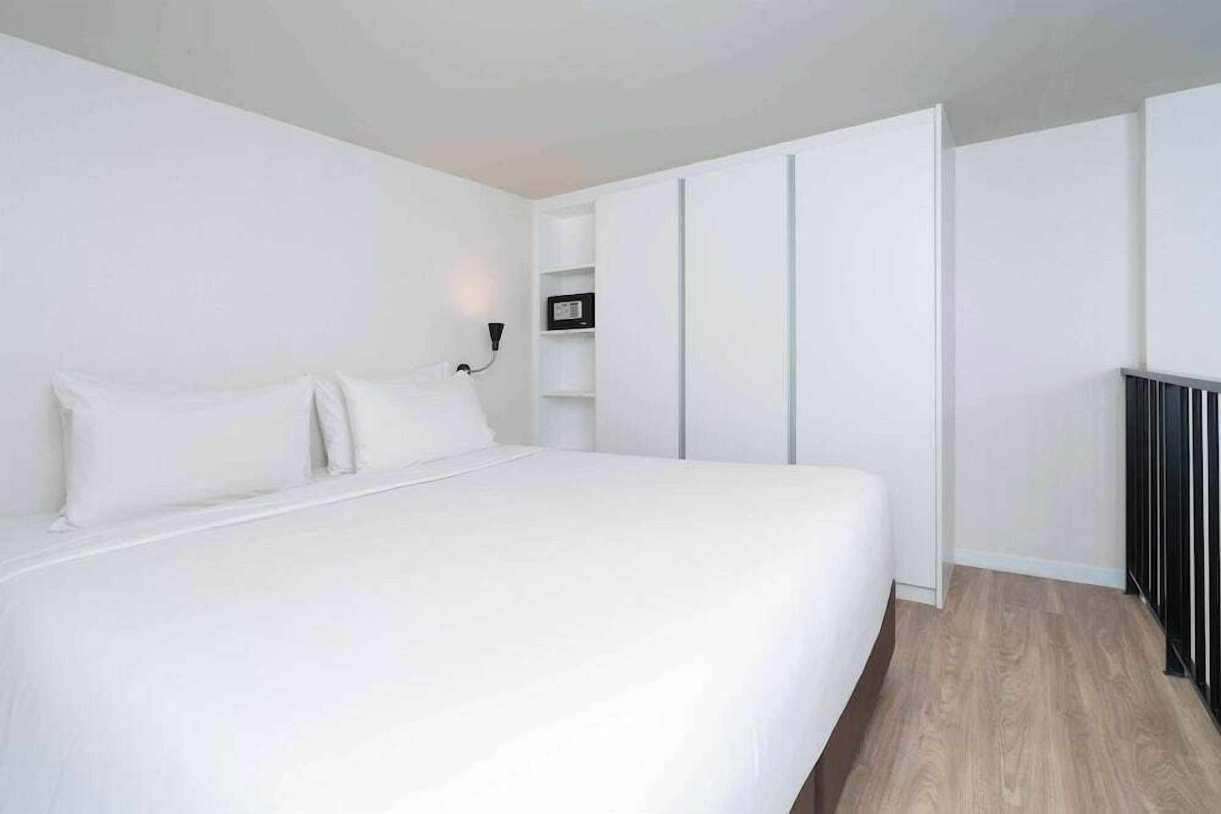 Edredón, minibar, caja de seguridad en la habitación y escritorio 