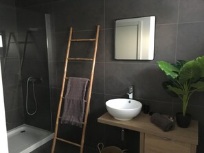 Kylpyamme, hiustenkuivaaja, pyyhkeet, vessapaperi