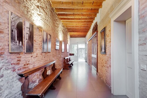 GuestHost - The medieval home of the Duke! In the historic center
