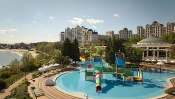 Una piscina cubierta, 5 piscinas al aire libre, sombrillas, tumbonas
