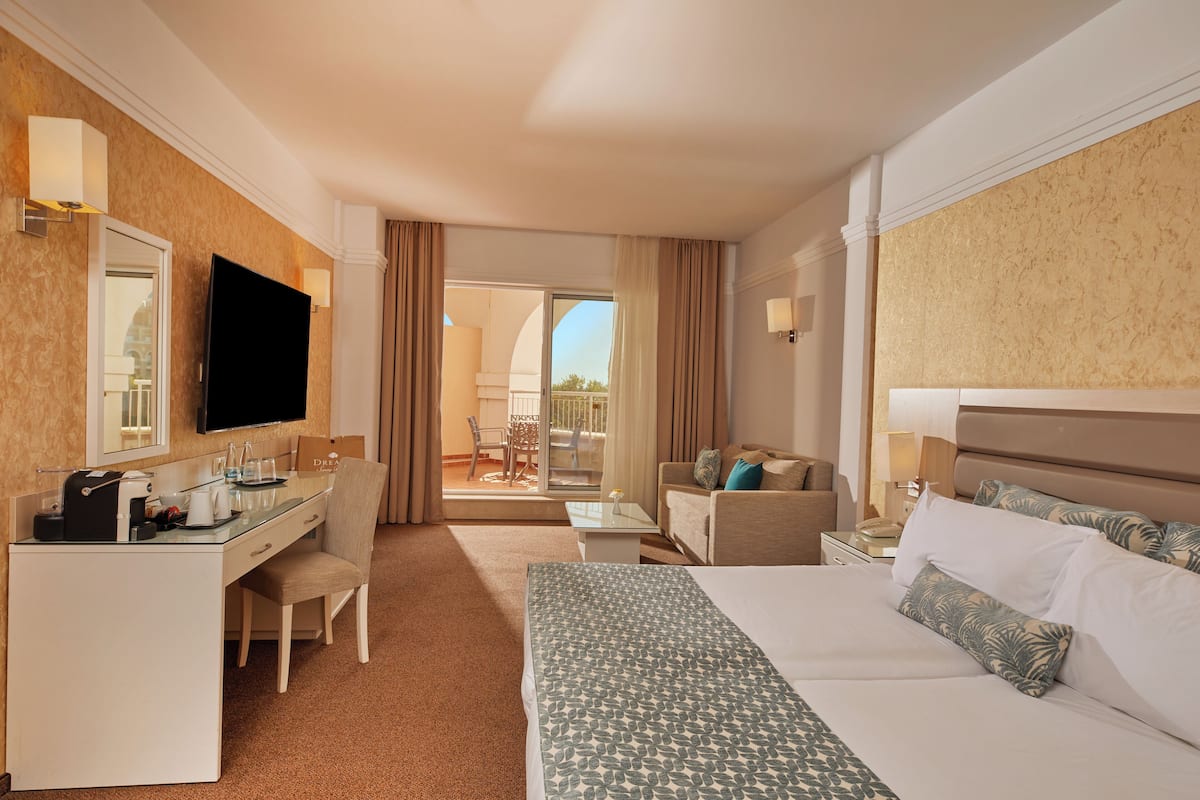 1 bedroom, minibar, desk, free WiFi