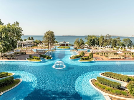 Una piscina techada, 5 piscinas al aire libre, sombrillas. Dreams Sunny Beach Resort & Spa Premium All Inclusive