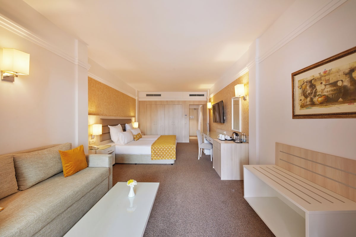 1 bedroom, minibar, desk, free WiFi