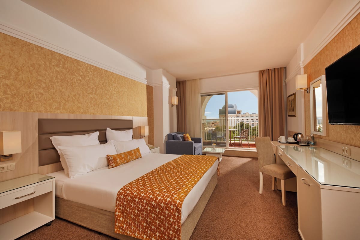1 bedroom, minibar, desk, free WiFi
