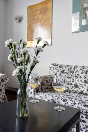 Business Apartment | Living room | 32-inch flat-screen TV with cable channels, TV