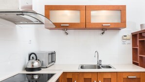 Departamento (Felicjanek 3) | Cocineta privada | Cafetera y tetera, refrigerador, microondas y horno 