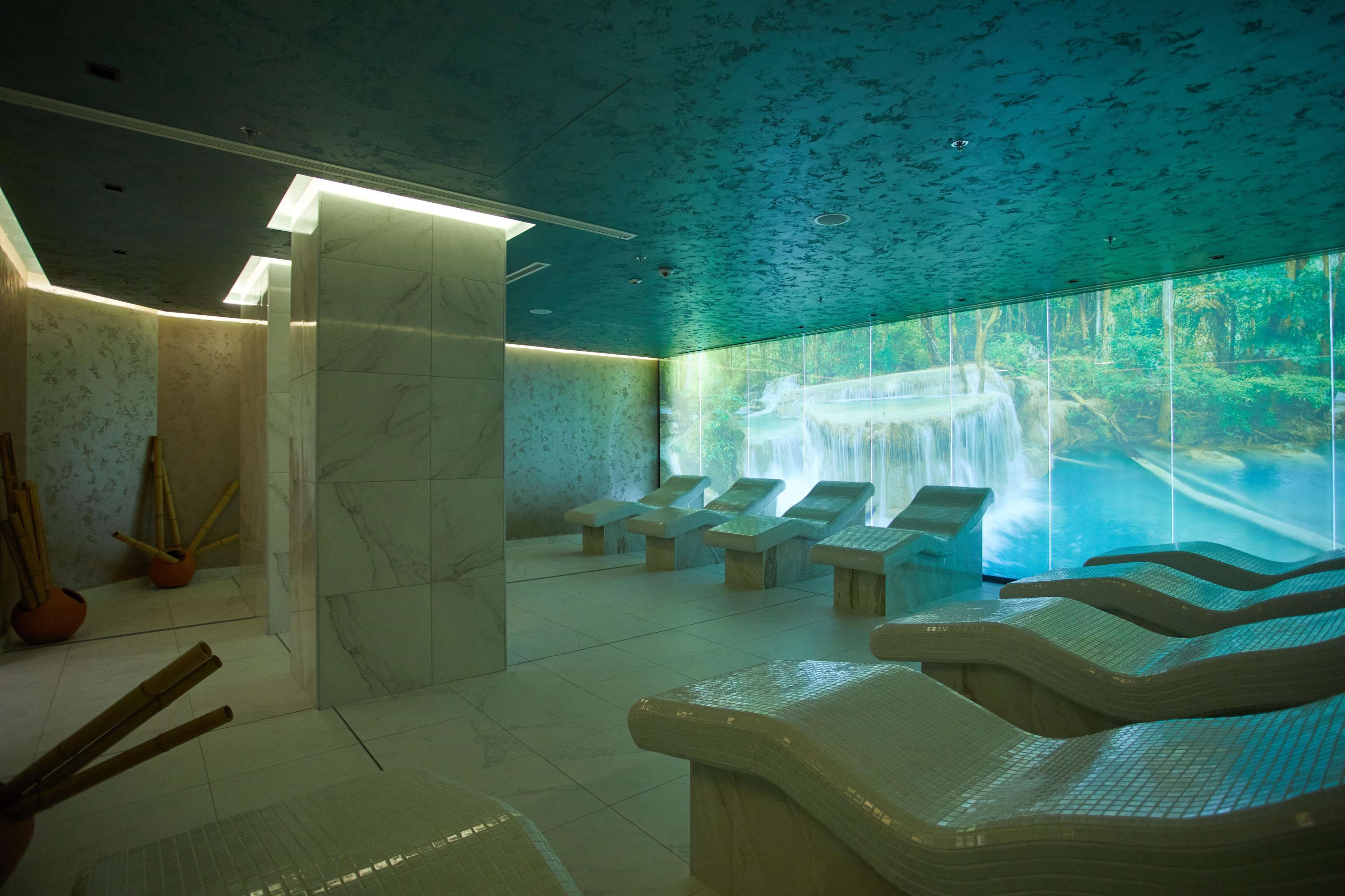 Un sauna, una bañera de hidromasaje, baño turco, tratamientos corporales